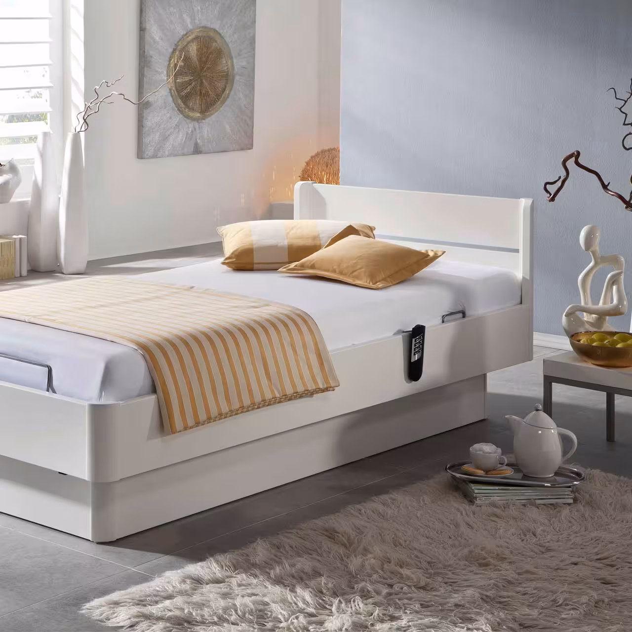 Komfortbett Bern weiß in hellem Schlafzimmer