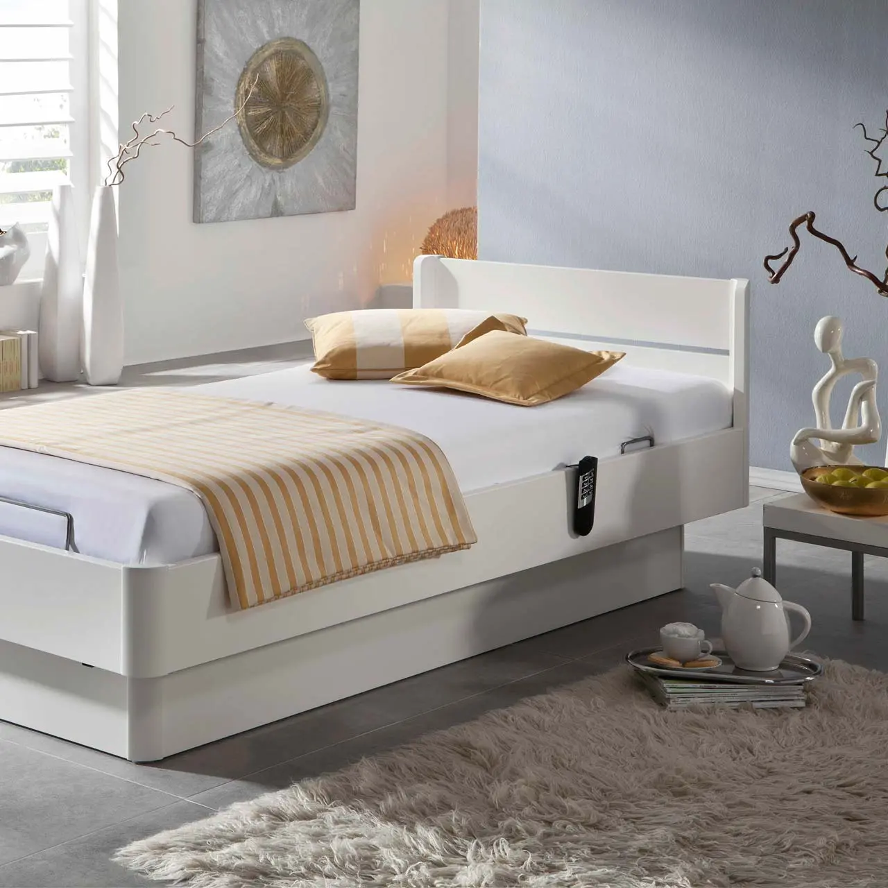 Komfortbett Bern weiß in hellem Schlafzimmer