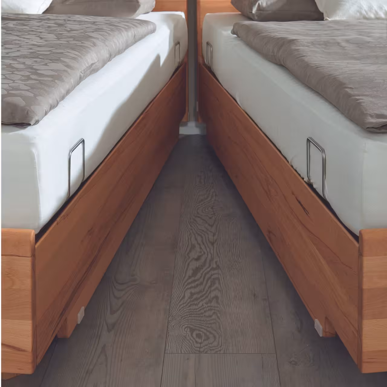 Bett Bergen aus hellem Holz in Schlafzimmer Detail 