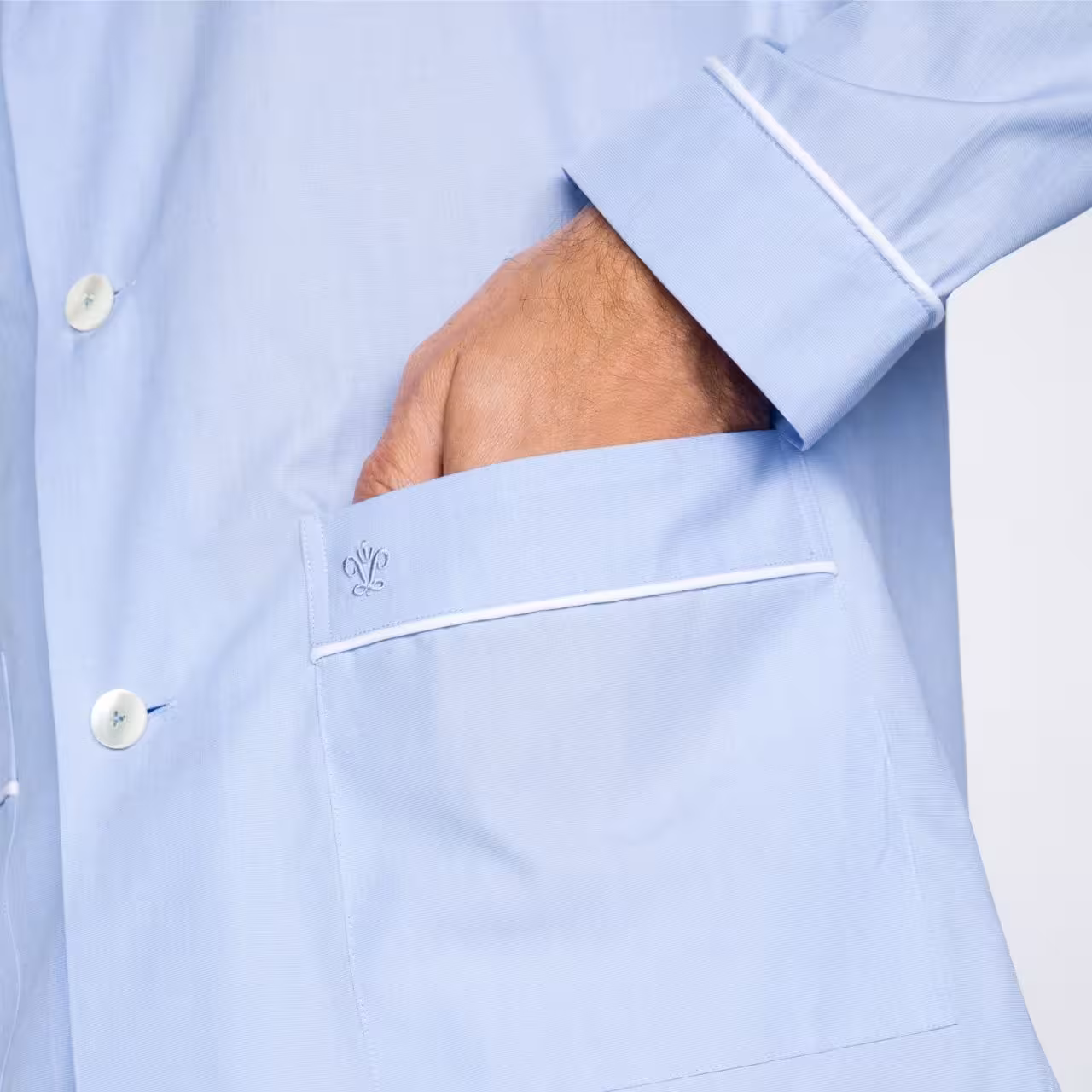 Pyjama Carlo P hellblau weiß gestreift am Modell Detail