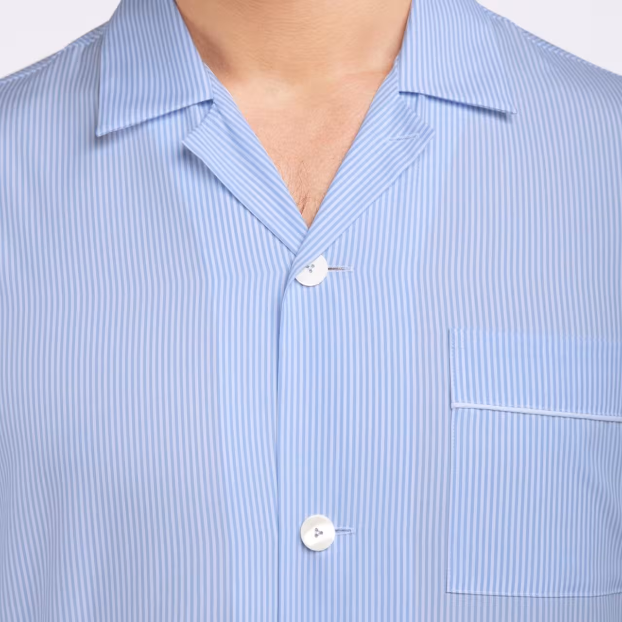 Pyjama Carlo P hellblau weiß gestreift am Modell Detail