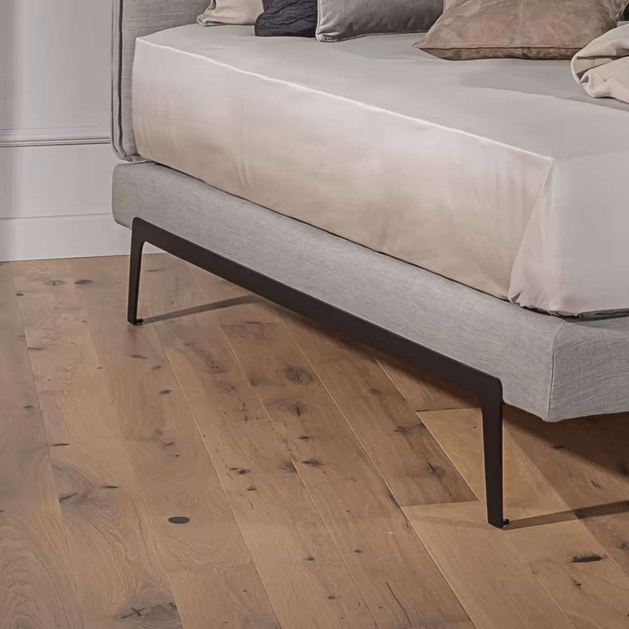 Bett Adonis beige Detail Füße