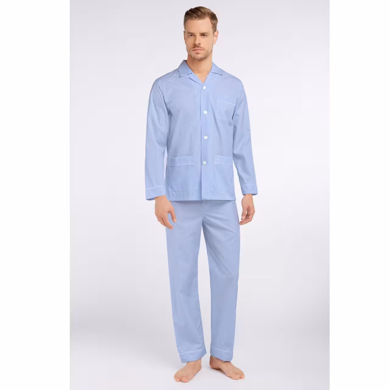 Pyjama Carlo P hellblau weiß gestreift am Modell 