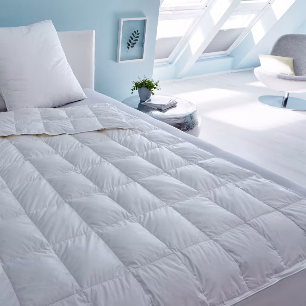Kassettendecke weiß auf Bett in Schlafzimmer