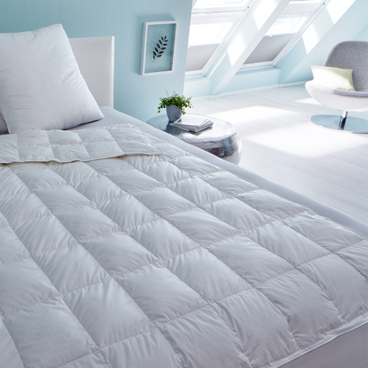Kassettendecke weiß auf Bett in Schlafzimmer
