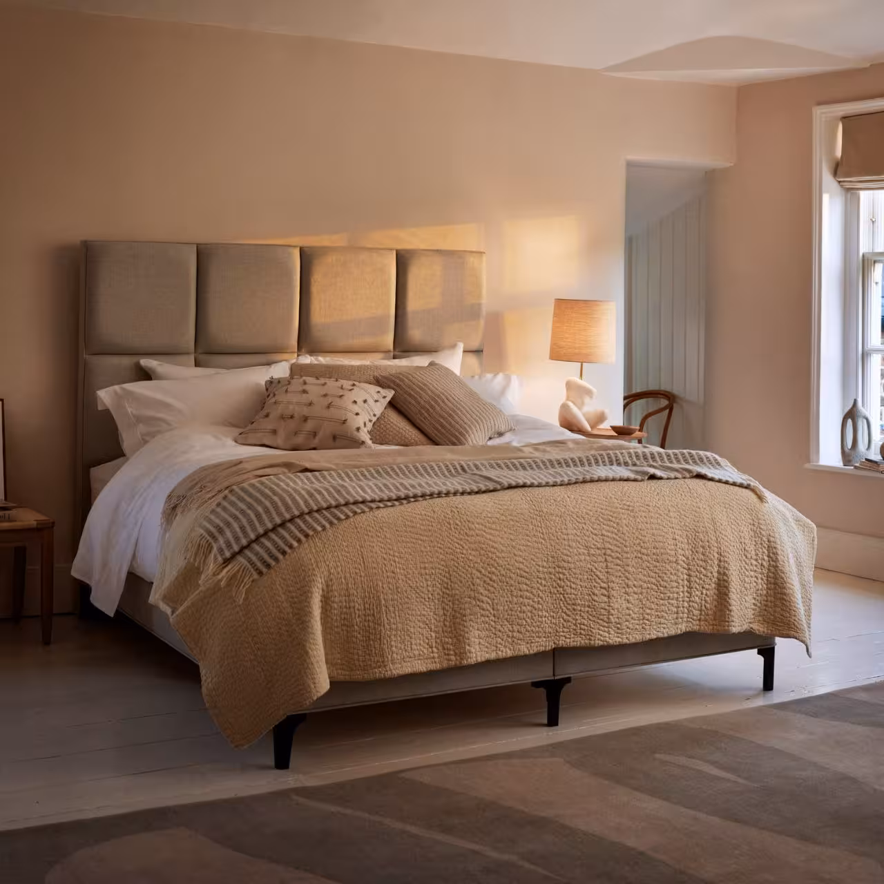 Edles Bett in Zimmer in Beigetönen