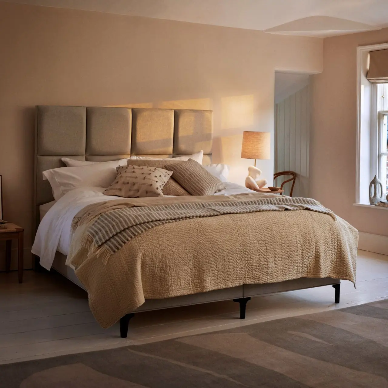 Edles Bett in Zimmer in Beigetönen