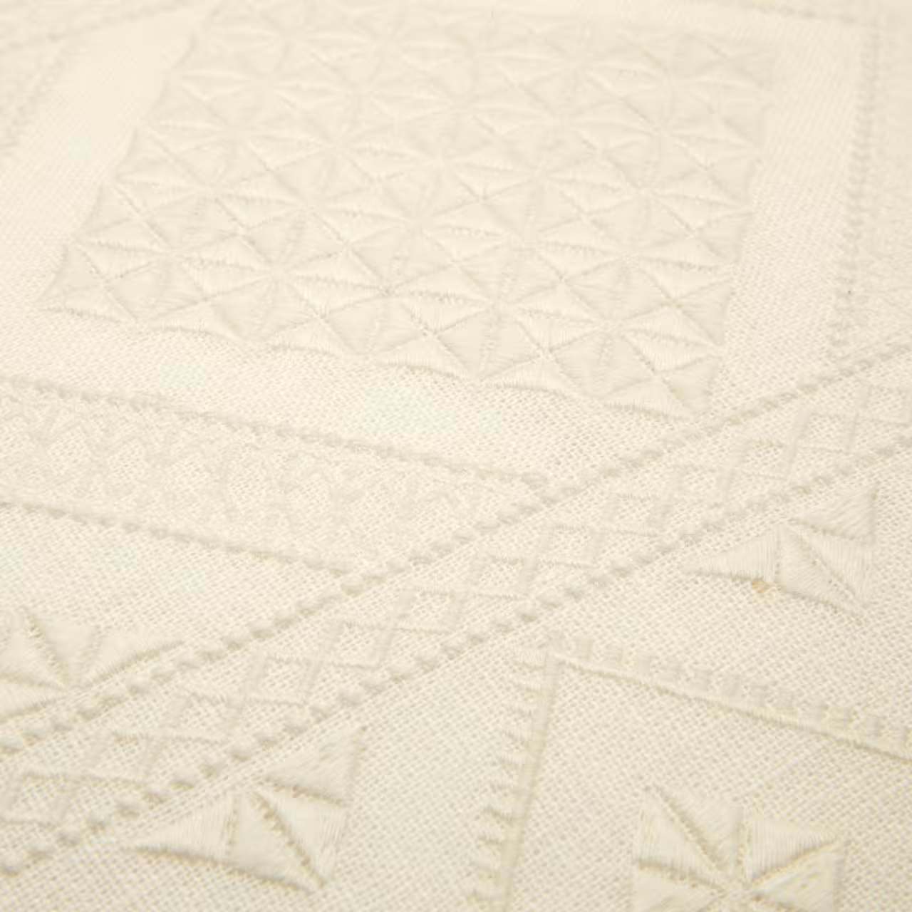 Dekokissen Lilian cremeweiß mit Jacquardmuster Detail