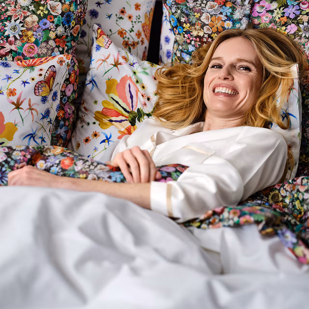 bodenbett, buntes muster, kissen, flugelbed, lining?, 