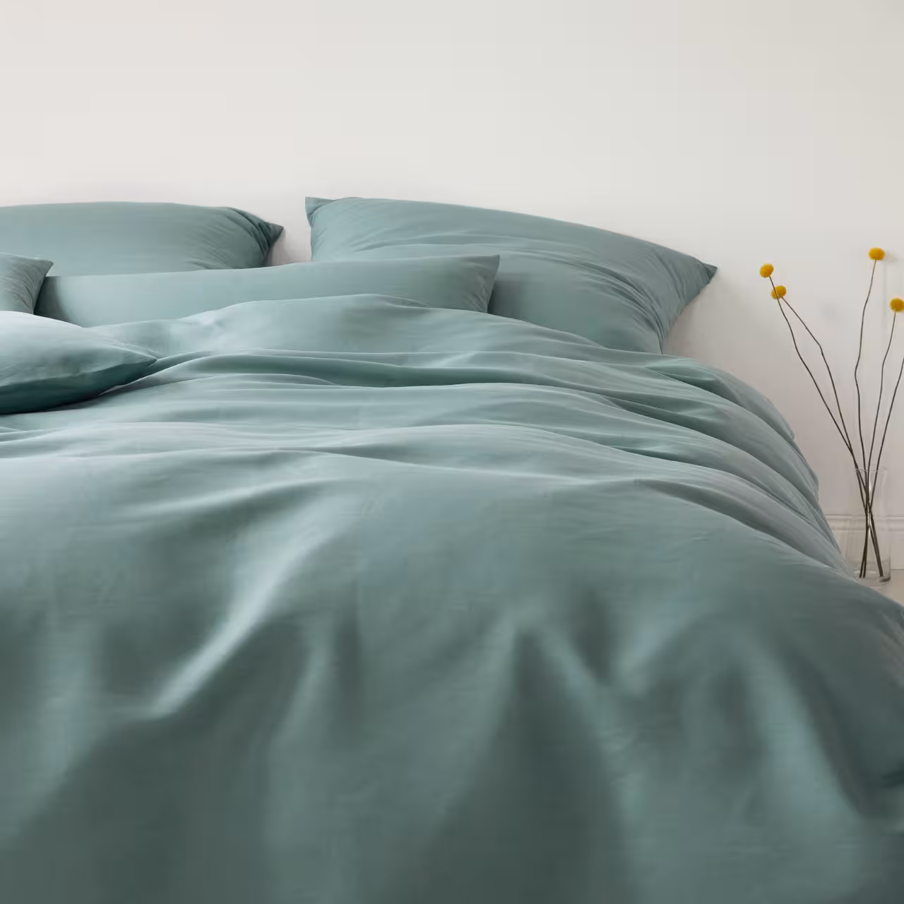 Bettwäschegarnitur Breezee salbeigrün auf Bett in Schlafzimmer