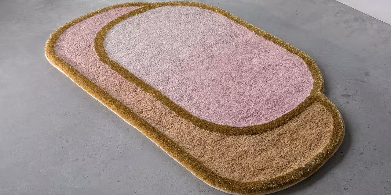 Badteppich in rosa und hellbraun auf Betonboden