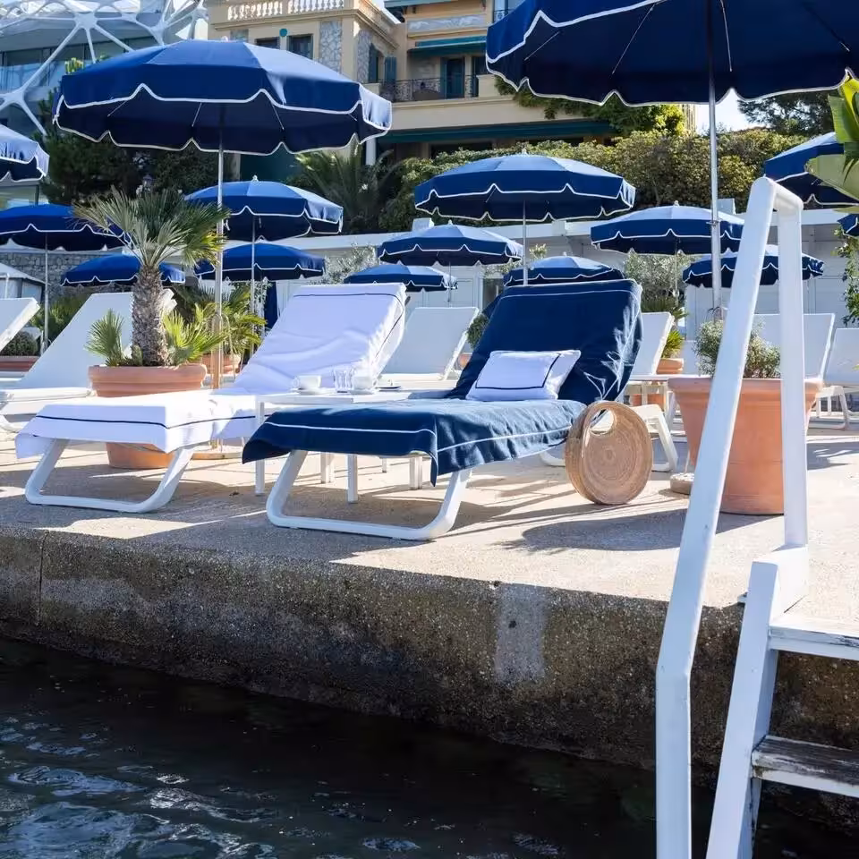 Strandtuch marine auf Liege am Pool