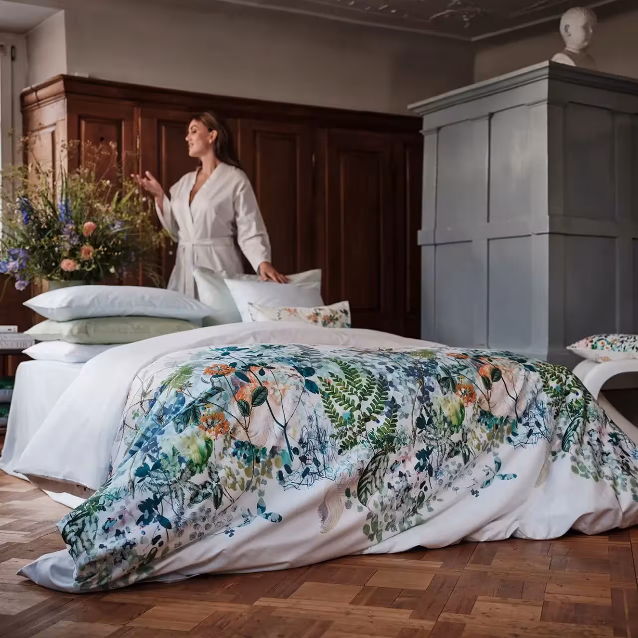 Bettwäschegarnitur Spring breeze mit floralem Muster grün weiß in Schlafzimmer