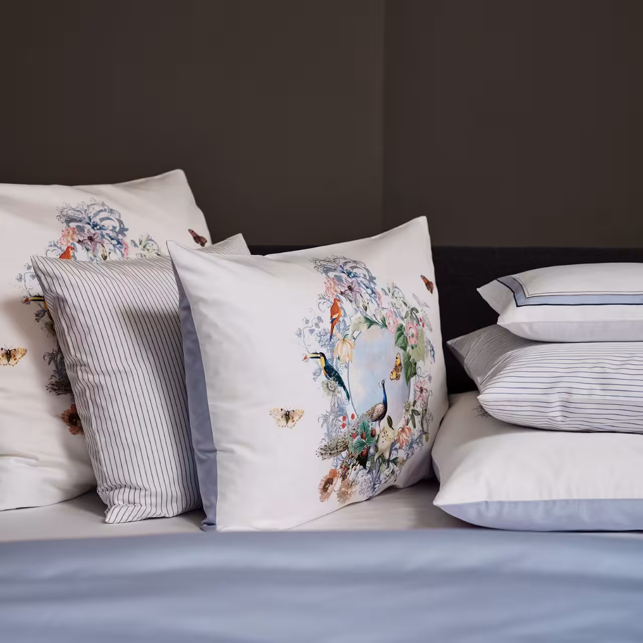 Kissen, Kissenbezug, Dekokissen, Blumenmotiv, Schwarzweiß Streifen, Bettwäsche Peacock von Christian Fischbacher - Lifestyle Detail