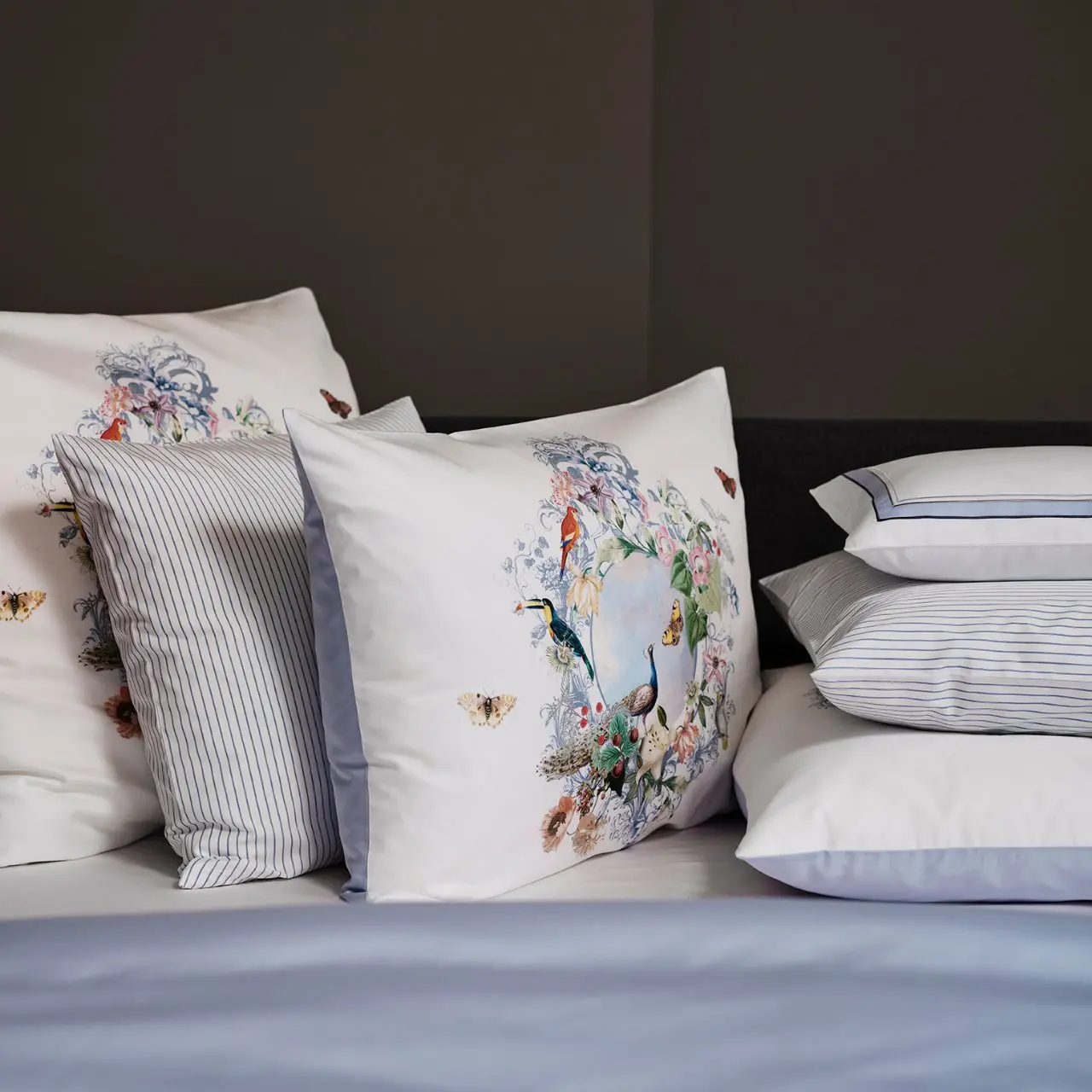 Kissen, Kissenbezug, Dekokissen, Blumenmotiv, Schwarzweiß Streifen, Bettwäsche Peacock von Christian Fischbacher - Lifestyle Detail
