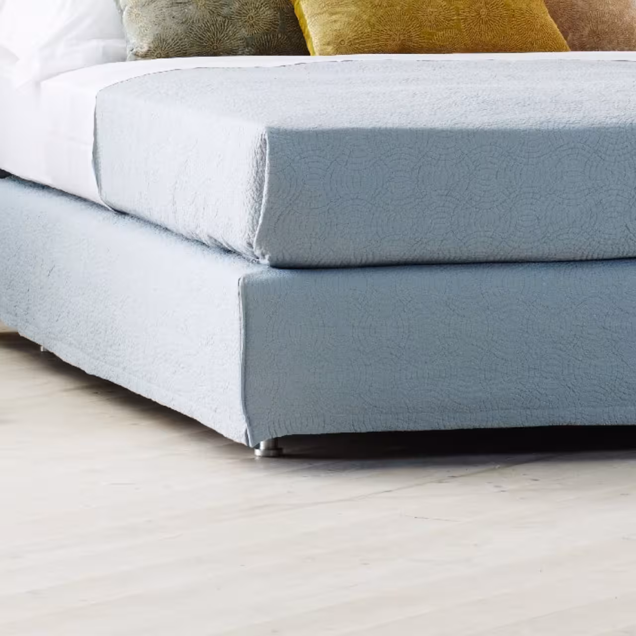 Doppelbett Chill mit blauem Stoff in Schlafzimmer Detail