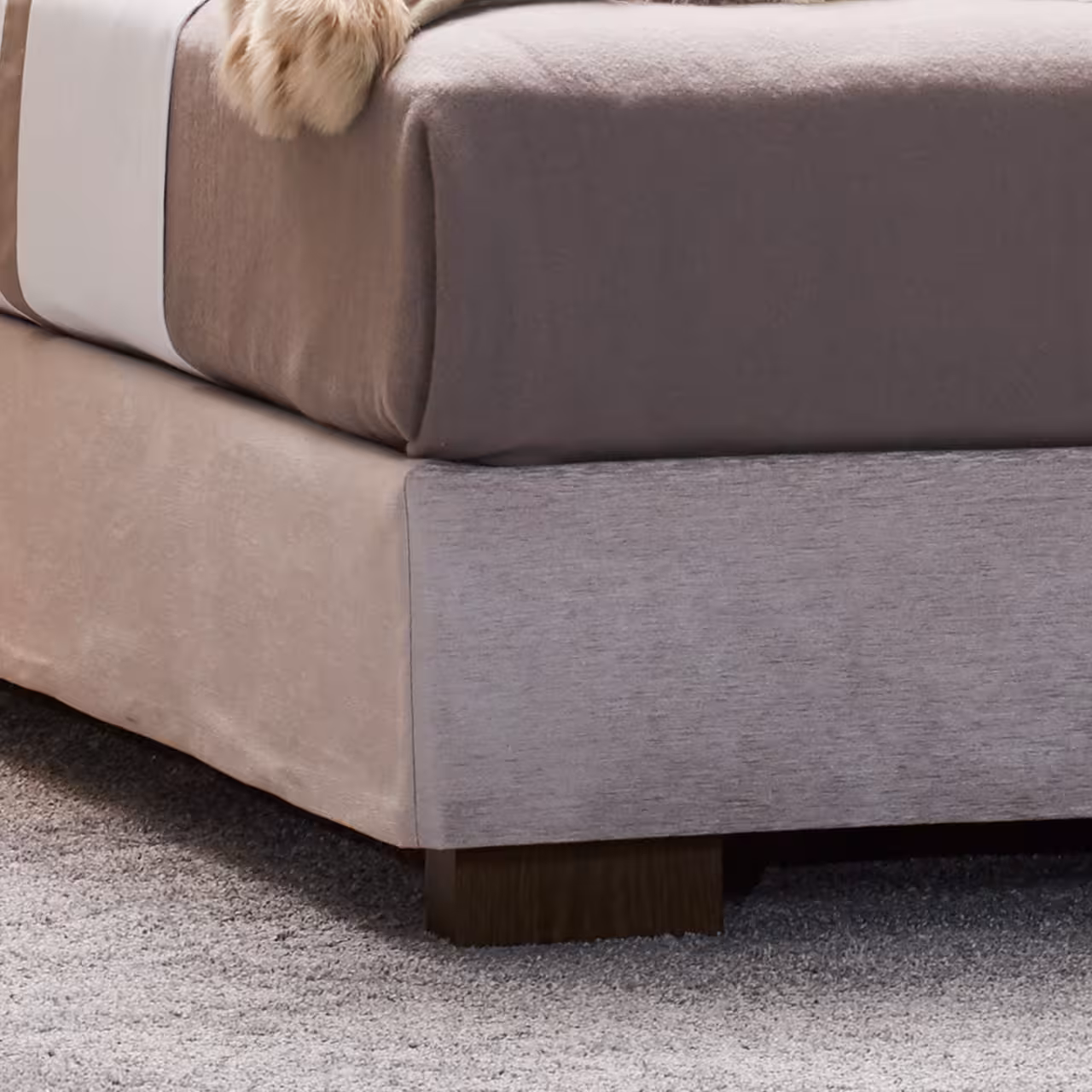 Polsterbett Origins Opal grau und beige Detail Fußende