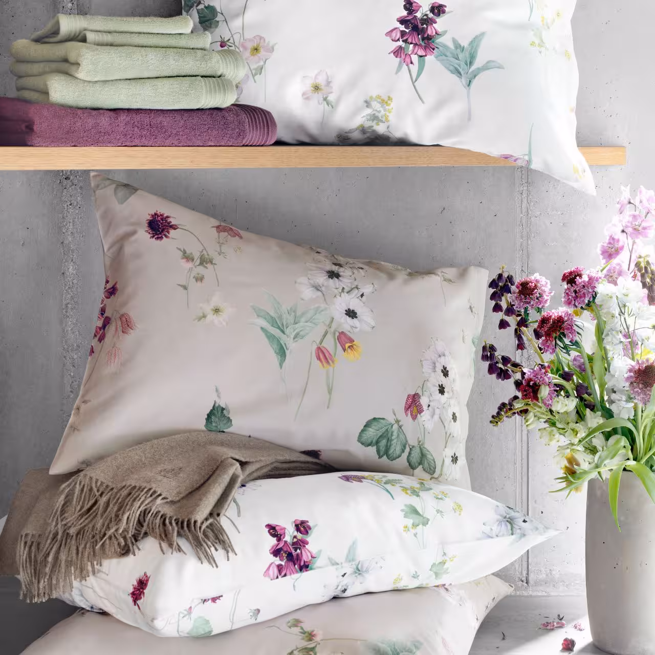 Kissenbezug Freya weiß und creme mit floralem Motiv in Regal