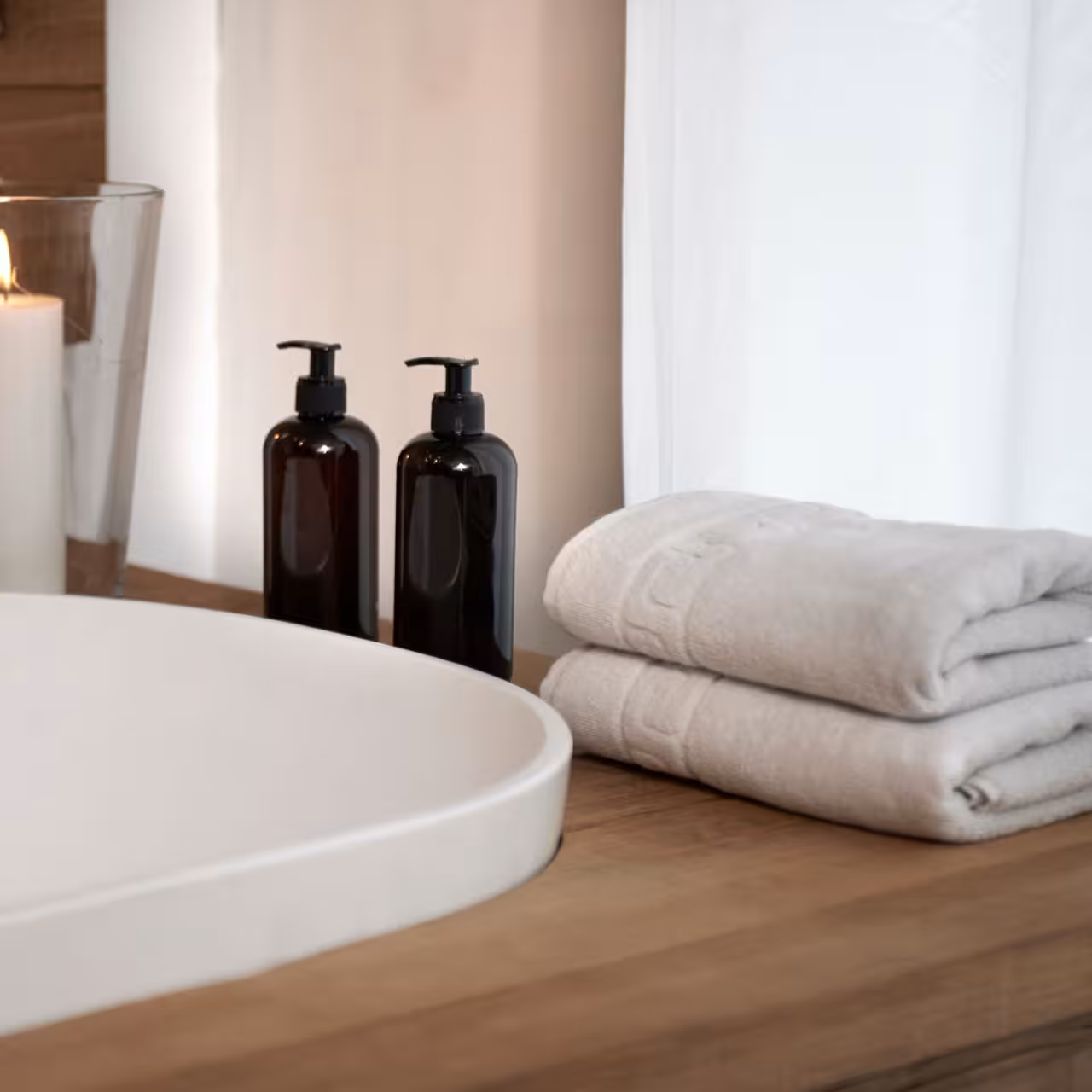 Gefaltete Handtücher neben Waschbecken