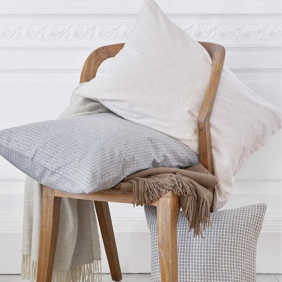 Kissenbezug Gustav beige und grau gestreift auf Stuhjl