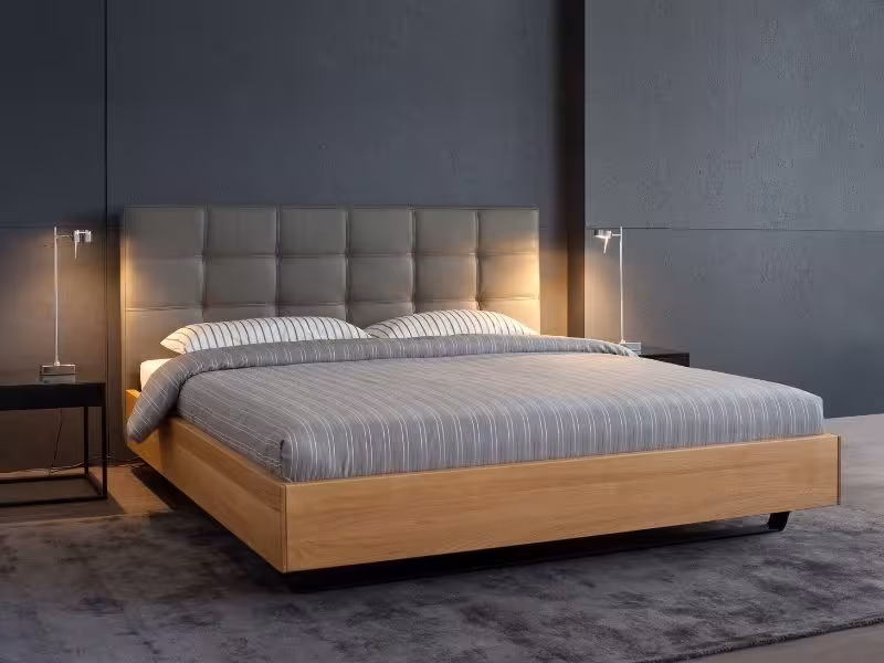 Graues Doppelbett von Whitebeds in dunkelgrauem, modernem Raum