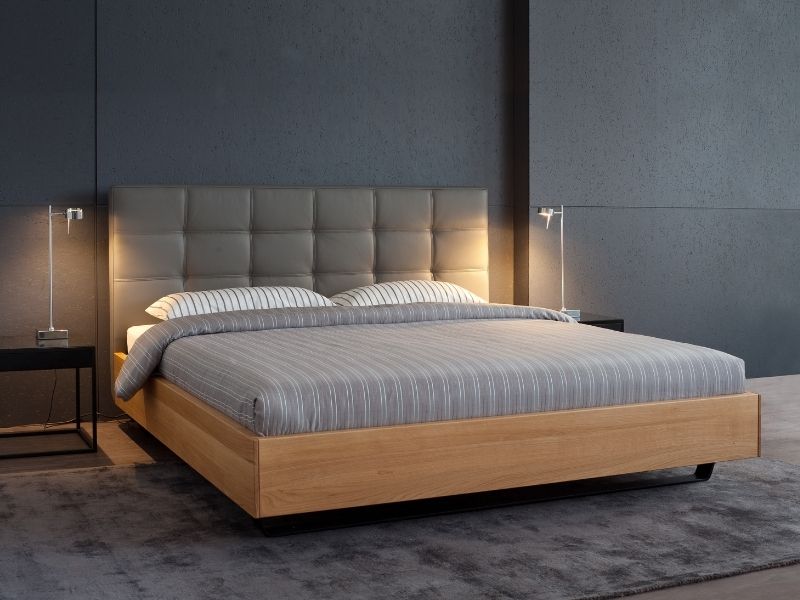 Graues Doppelbett von Whitebeds in dunkelgrauem, modernem Raum