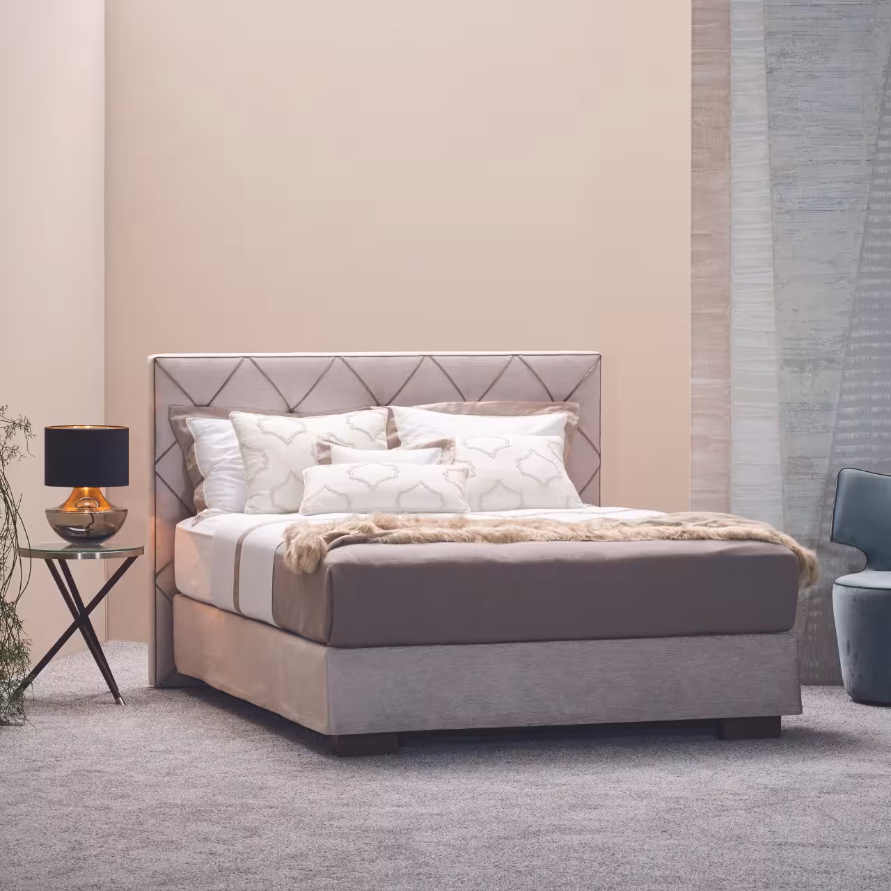 Bett in Zimmer in Beige-Brauntönen