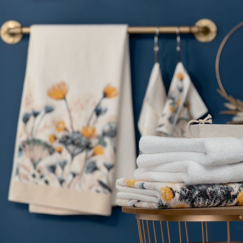 Frottiertuch Wildblume beige mit blau und gelbem Blumenmuster mit Dekoration in Badezimmer