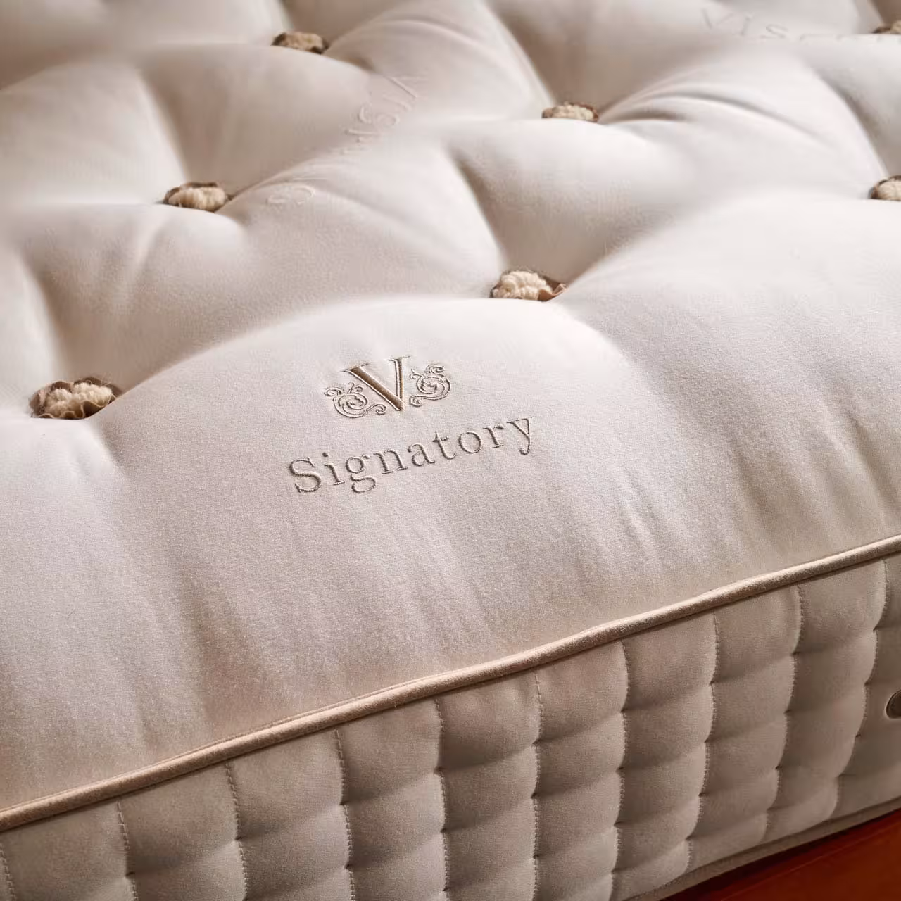 Matratze Signatory Detail Logo