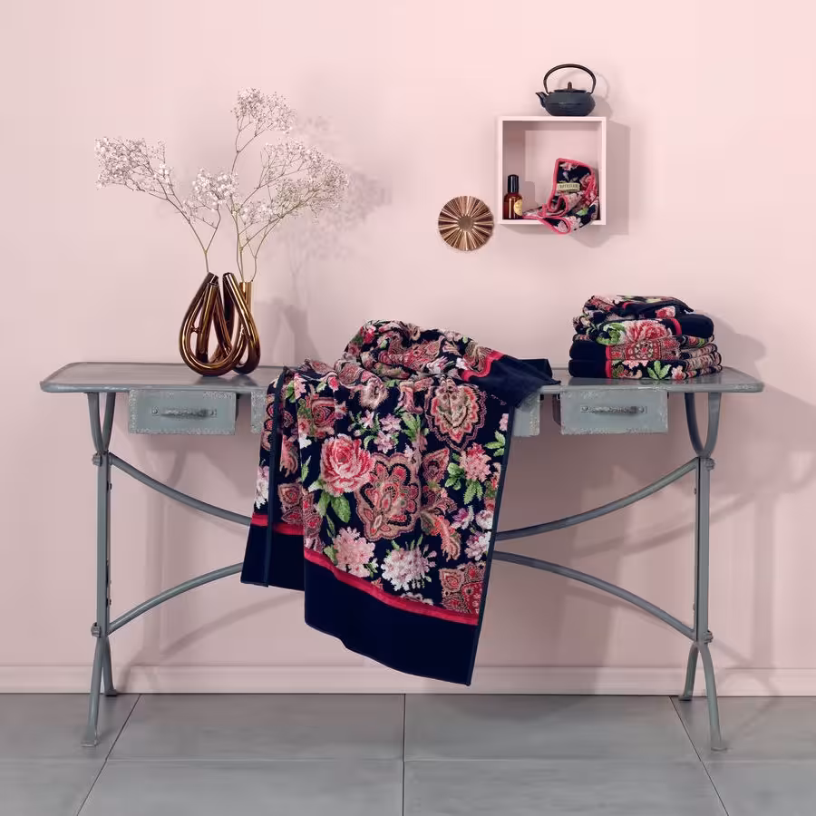 Chenilletücher schwarz mit rosa Blumen dekoriert auf Konsole