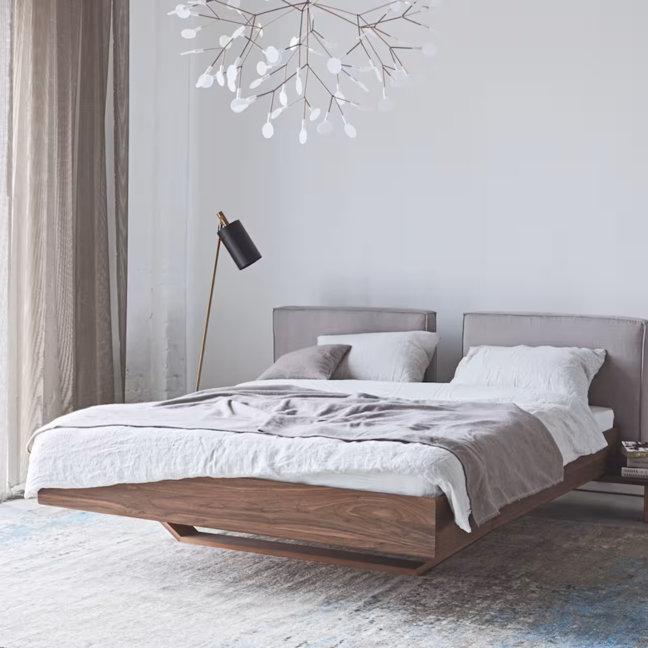Holzbett in hellem Zimmer