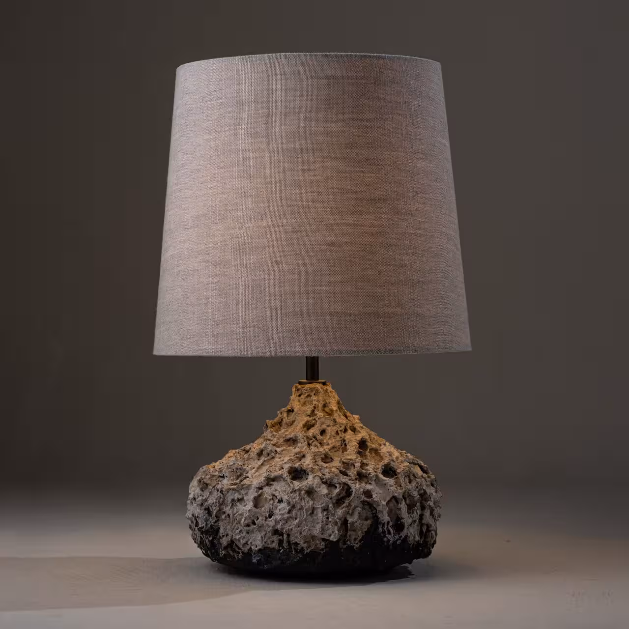 Tischlampe Ara mit Keramikfuß graubraun