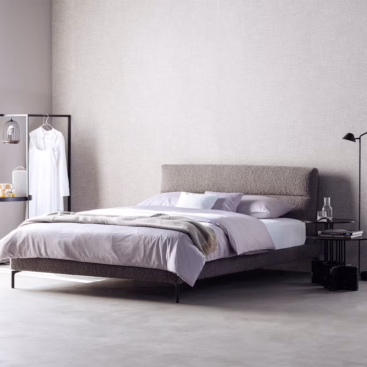 Polsterbett Cleo grau in Schlafzimmer