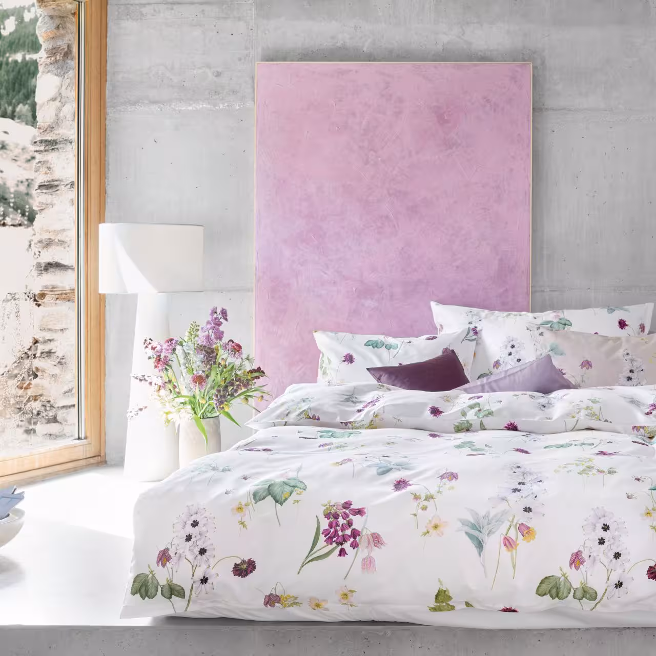 Bettwäschegarnitur Freya weiß mit floralem Motiv  auf Bett in Schlafzimmer