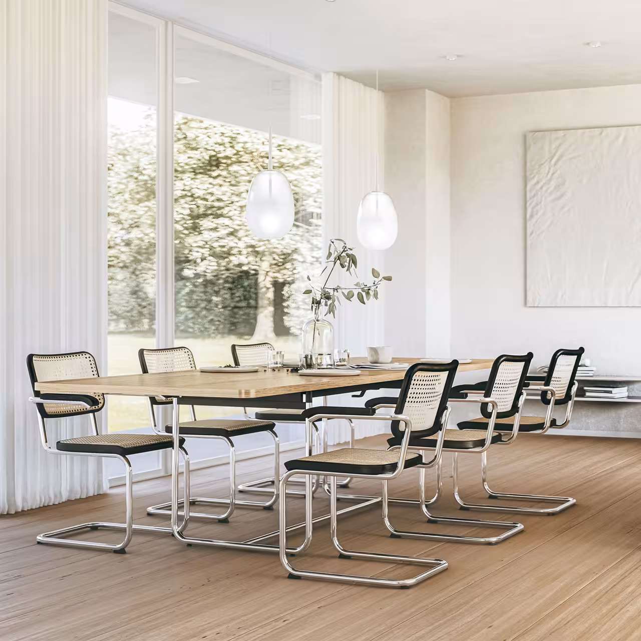 Viele S64 Stühle mit schwarzem Gestell in Esszimmer an großer Tafel