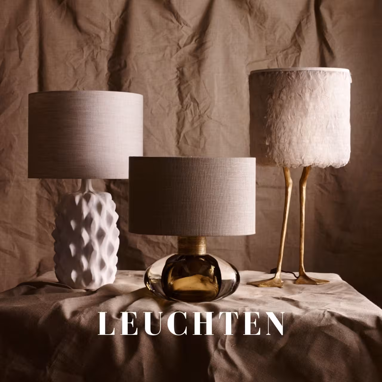 Drei Leuchten mit Textilschirmen
