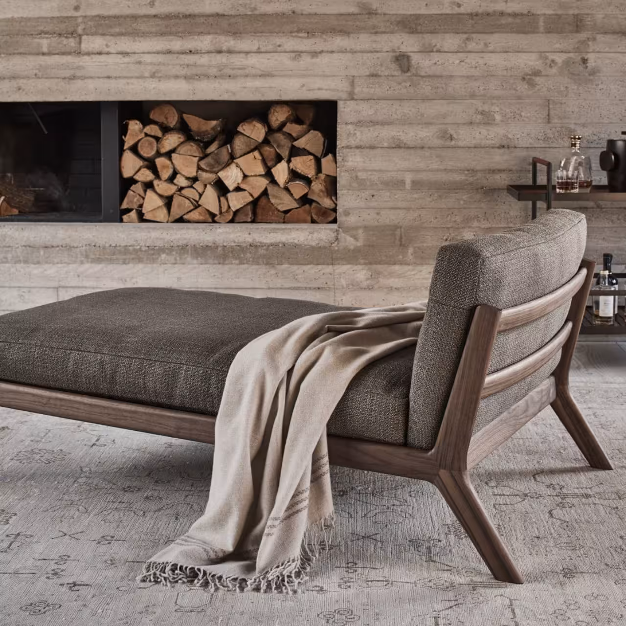 Sofa bed, Holzrahmen, Grau Bezug, Decke, Kaminwand, Chaiselongue vor Betonwand