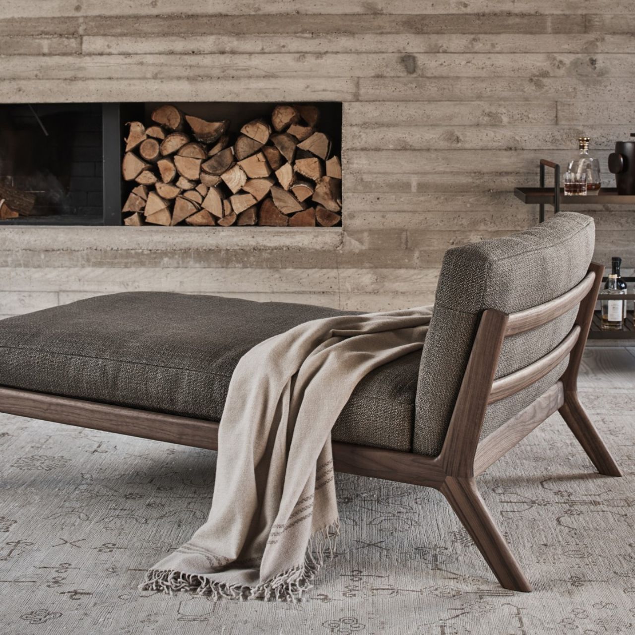 Sofa bed, Holzrahmen, Grau Bezug, Decke, Kaminwand, Chaiselongue vor Betonwand