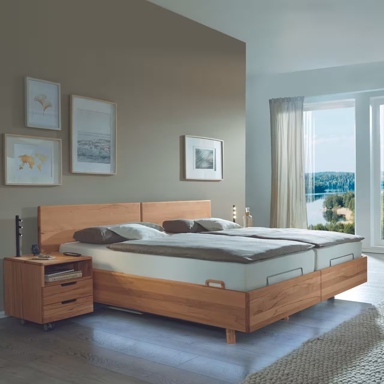 Bett Bergen aus hellem Holz in Schlafzimmer 