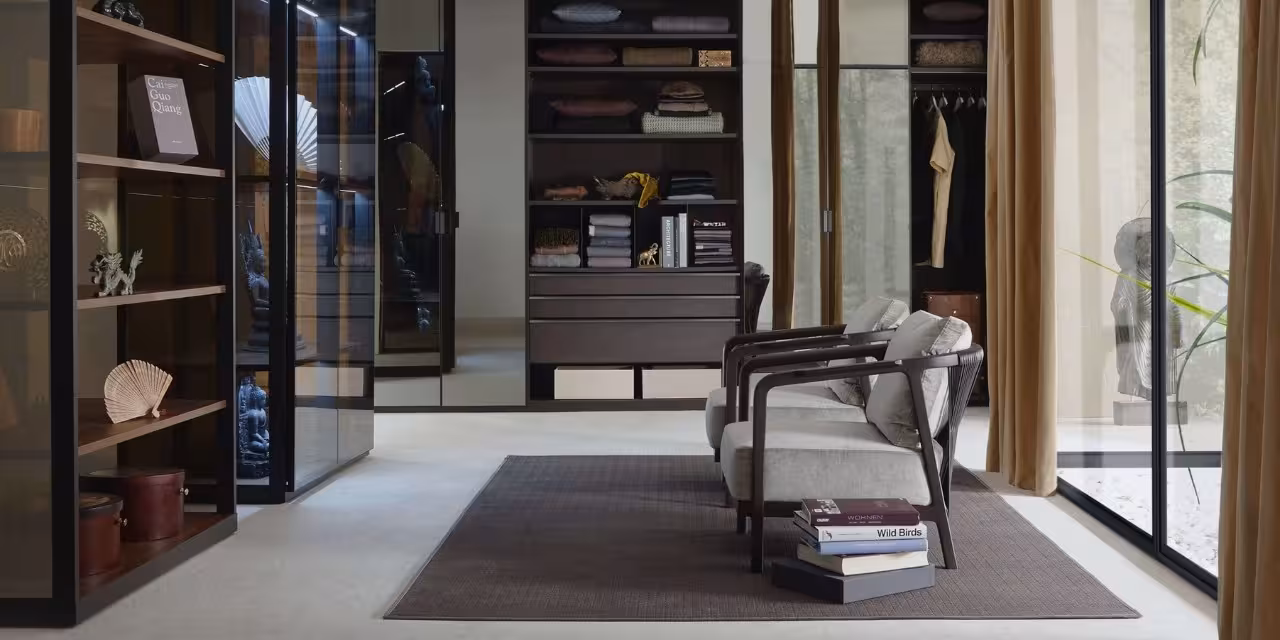 Modernes Zimmer mit hohen Regalen