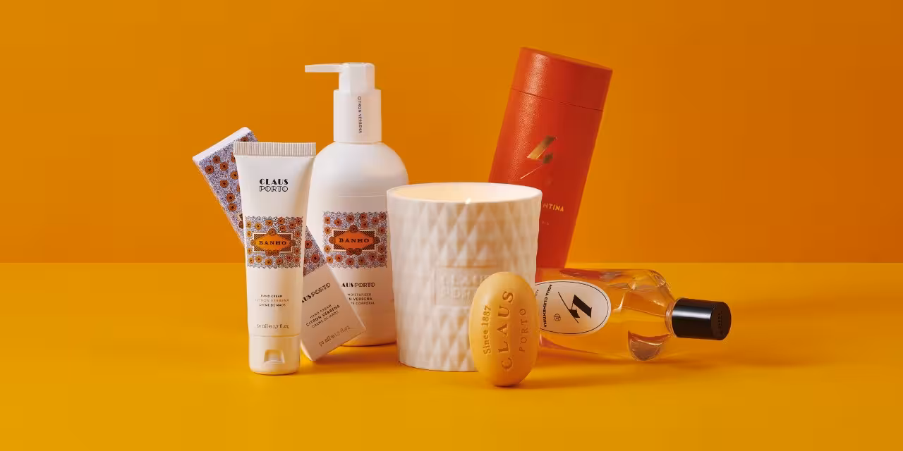 Claus Porto Seife, Duftkerze und weitere Produkte in Orange-Tönen vor einem einfarbigen Hintergrund, ebenfalls in kräftigem Orange