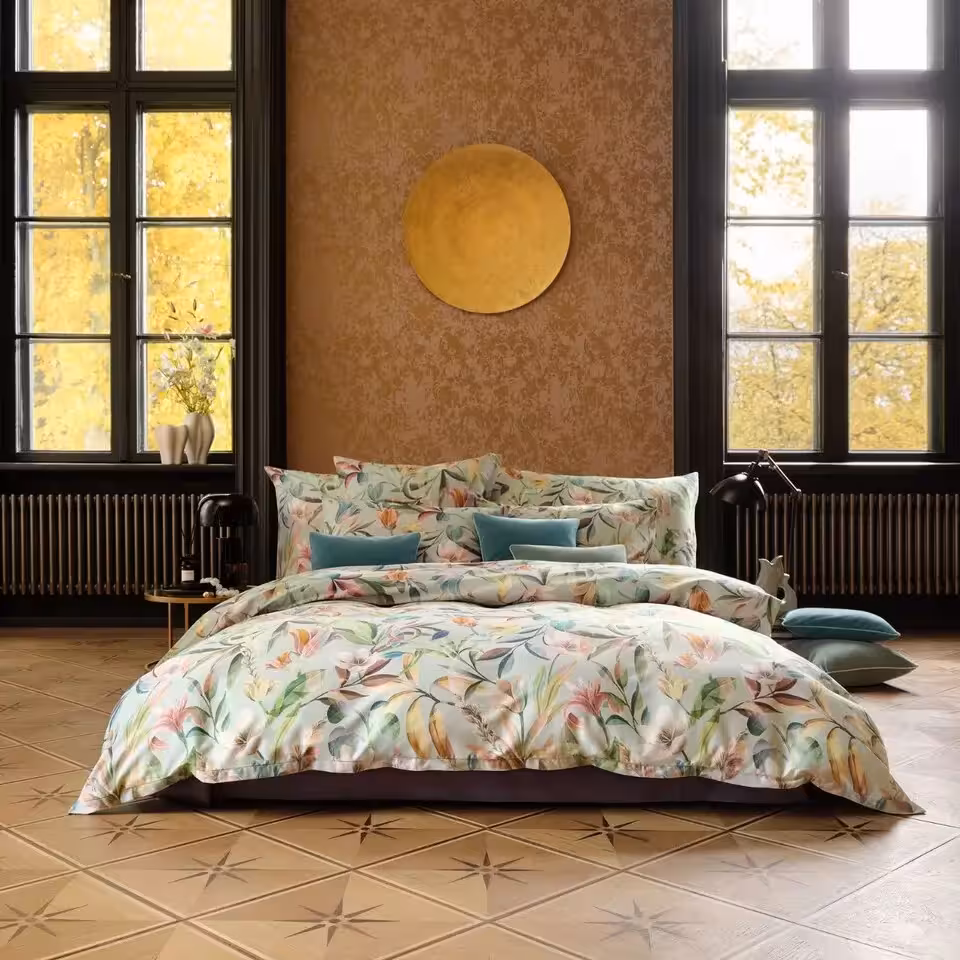 Bettwäschegarnitur Adele hellblau mit floralem Muster in Schlafzimmer