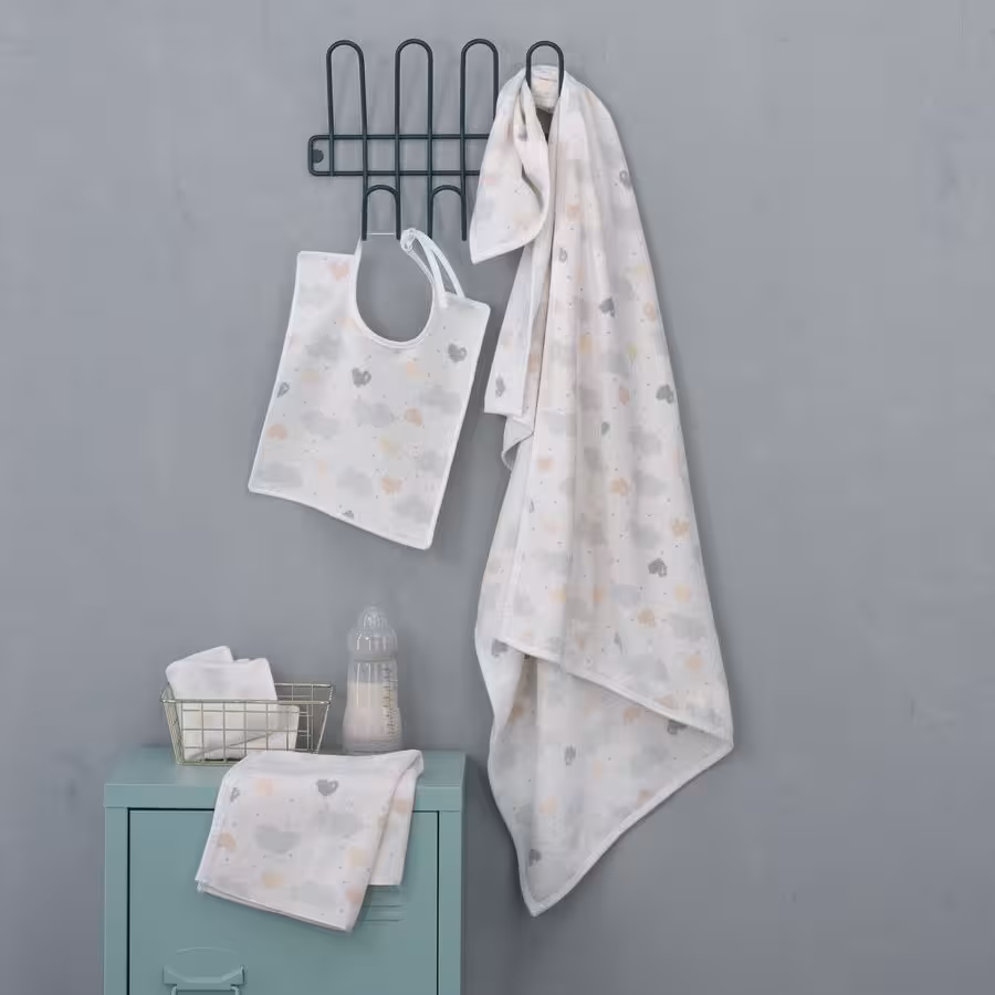 Serie Lovely Sky hellgrau mit Wolken und Herzchen gefaltet mit Dekoration an Garderobe