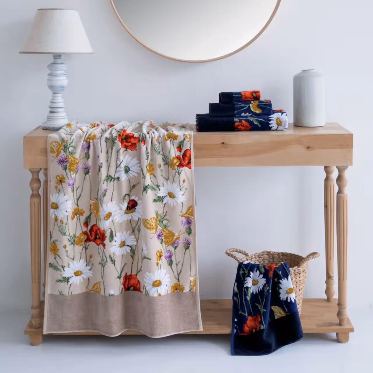 Handtücher mit Blumenmuster auf Holzkonsole