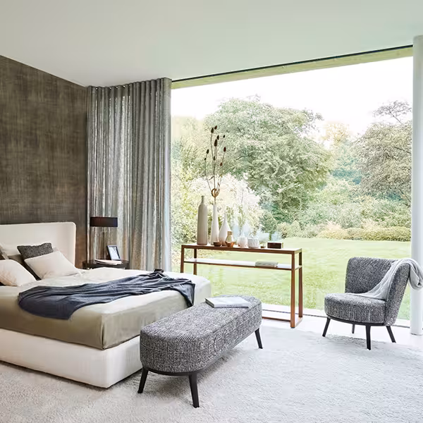 zimmer, bett, wohnzimmer, großer raum, bodenbelag, Bettbank Polo in grau in Schlafzimmer mit Blick ins Grüne
