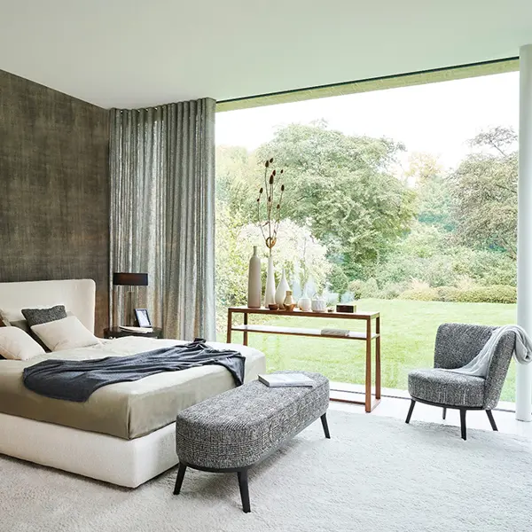 zimmer, bett, wohnzimmer, großer raum, bodenbelag, Bettbank Polo in grau in Schlafzimmer mit Blick ins Grüne