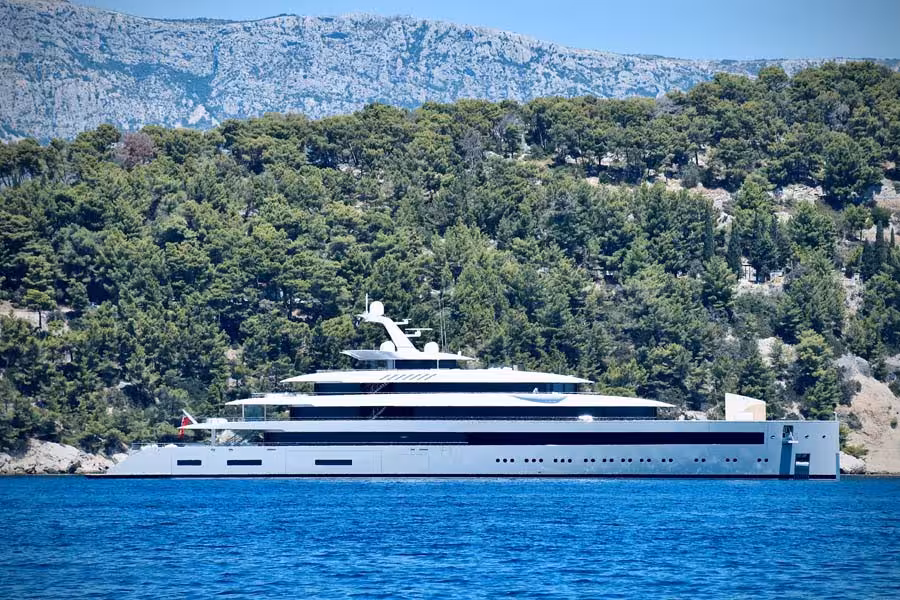 Große Yacht ankert vor Küste