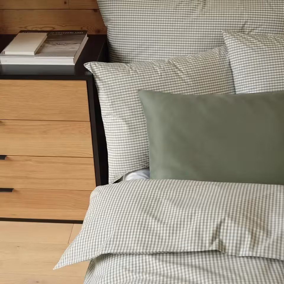 Bettwäschegarnitur Andrin grün weiß kariert auf Bett in Schlafzimmer