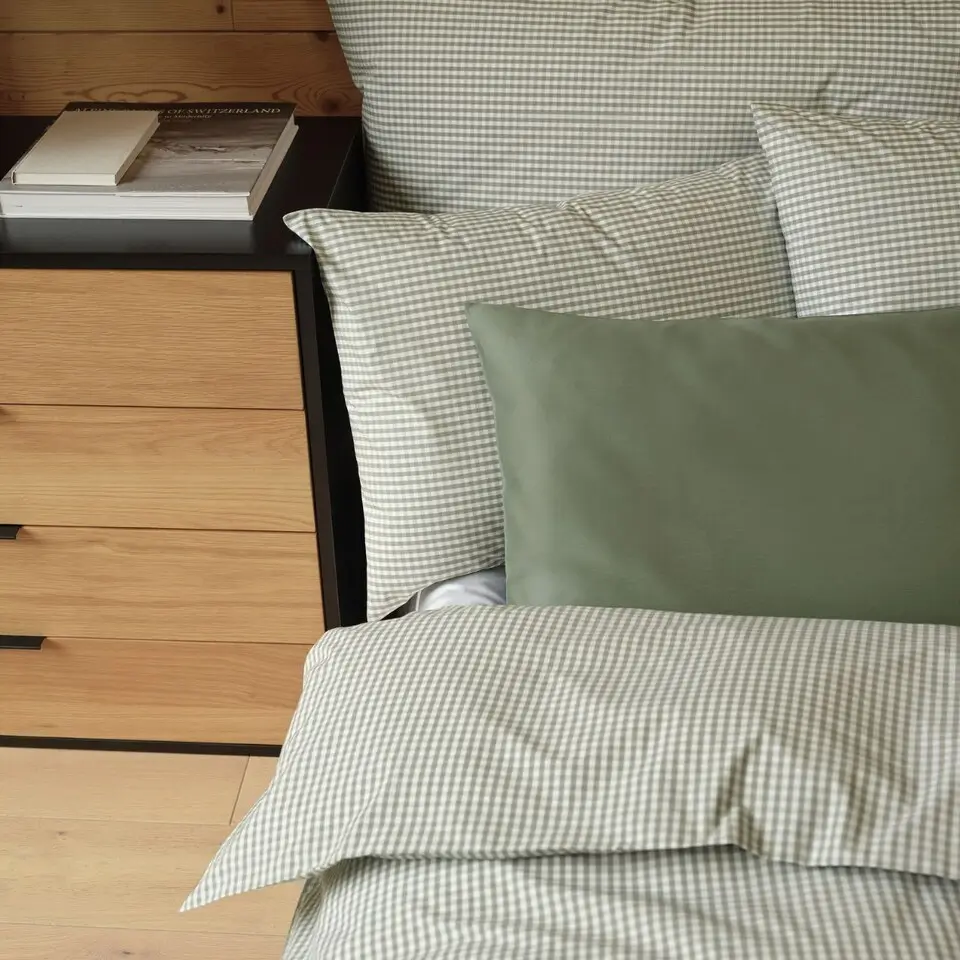Bettwäschegarnitur Andrin grün weiß kariert auf Bett in Schlafzimmer