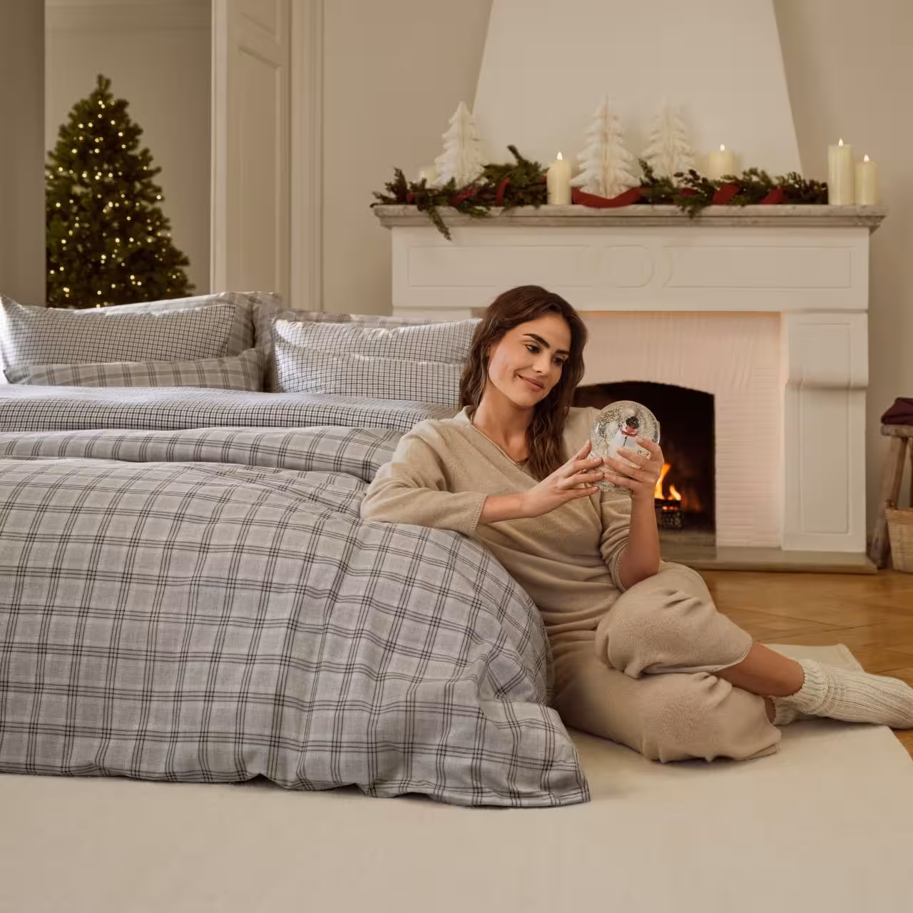 Plaid Bettwäsche, Grau Decke, Frau drinnen, Kamin, Weihnachtsdekoration, 